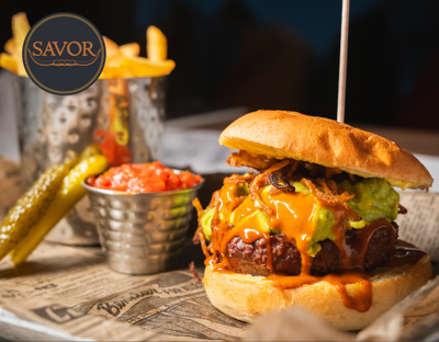 Beyond burger med fries og salsa